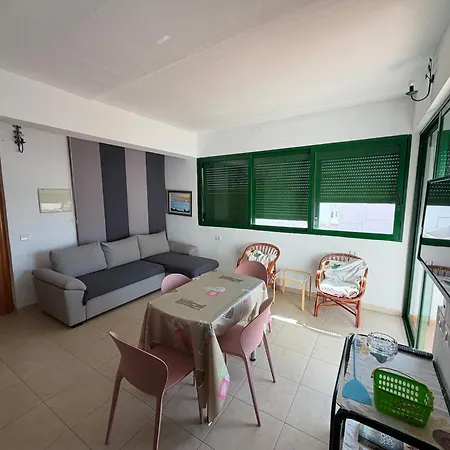 Bajo Junto Al Mar En El